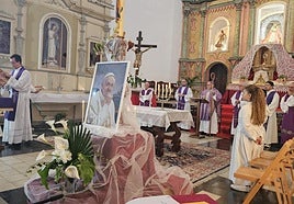 El obispo José Mazuelos presidió la misa-funeral.