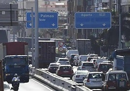 Foto de archivo de un atasco en un acceso a Julio Luengo.