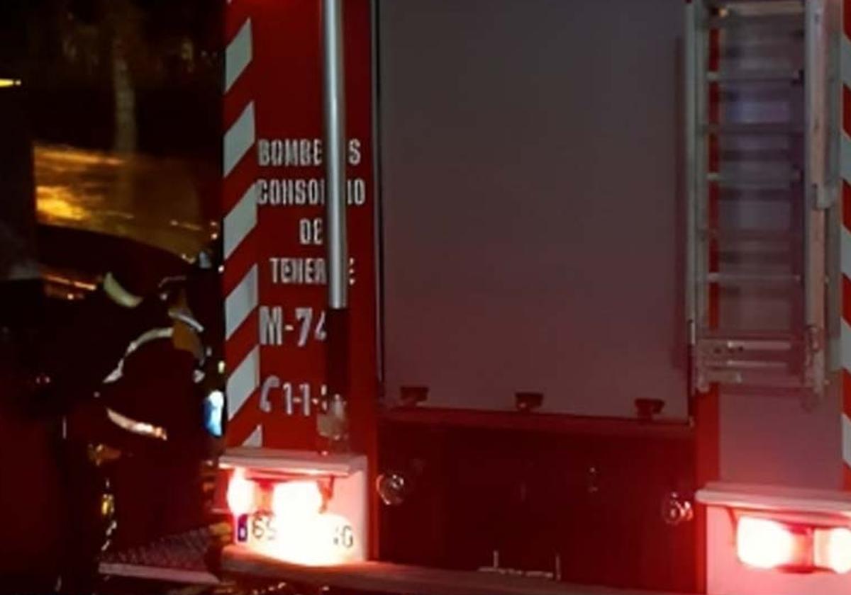 Intoxicado grave por inhalar humo en un incendio en una nave industrial del polígono San Isidro de El Rosario