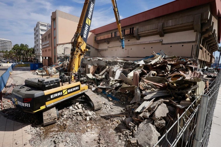 Imagen actual de la parte trasera del Centro Insular de Deportes donde estaba ubicada la piscina.