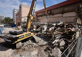 Imagen actual de la parte trasera del Centro Insular de Deportes donde estaba ubicada la piscina.