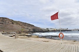 Bandera roja en El Confital.
