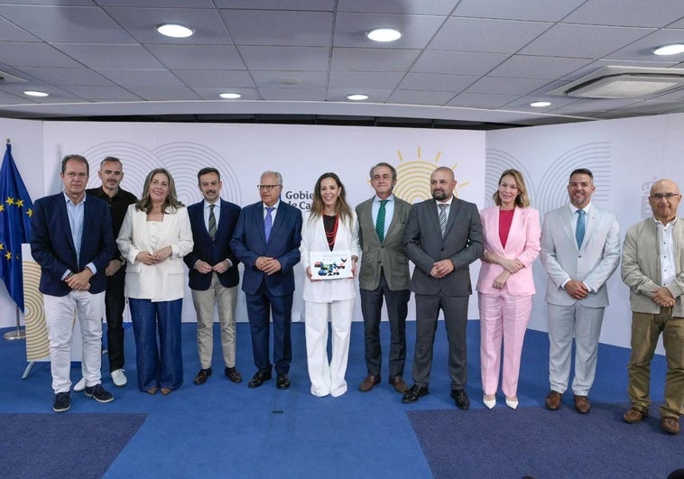 Firma del convenio entre el Gobierno y los siete cabildos.