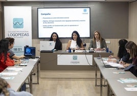 De izquierda a derecha, Aissa Balde, la presidenta del Colegio de Logopedas de Canarias, Susana Nieto, y la vicepresidenta, Virginia Santos.