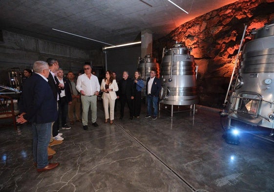 El viticultor Pedro Martín explica este viernes las instalaciones de bodegas Conatvs, en Lajares, a Clavijo y García, entre otros.