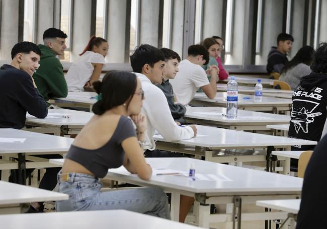 Un grupo de estudiantes a punto de enfrentarse a la prueba de acceso a la universidad.