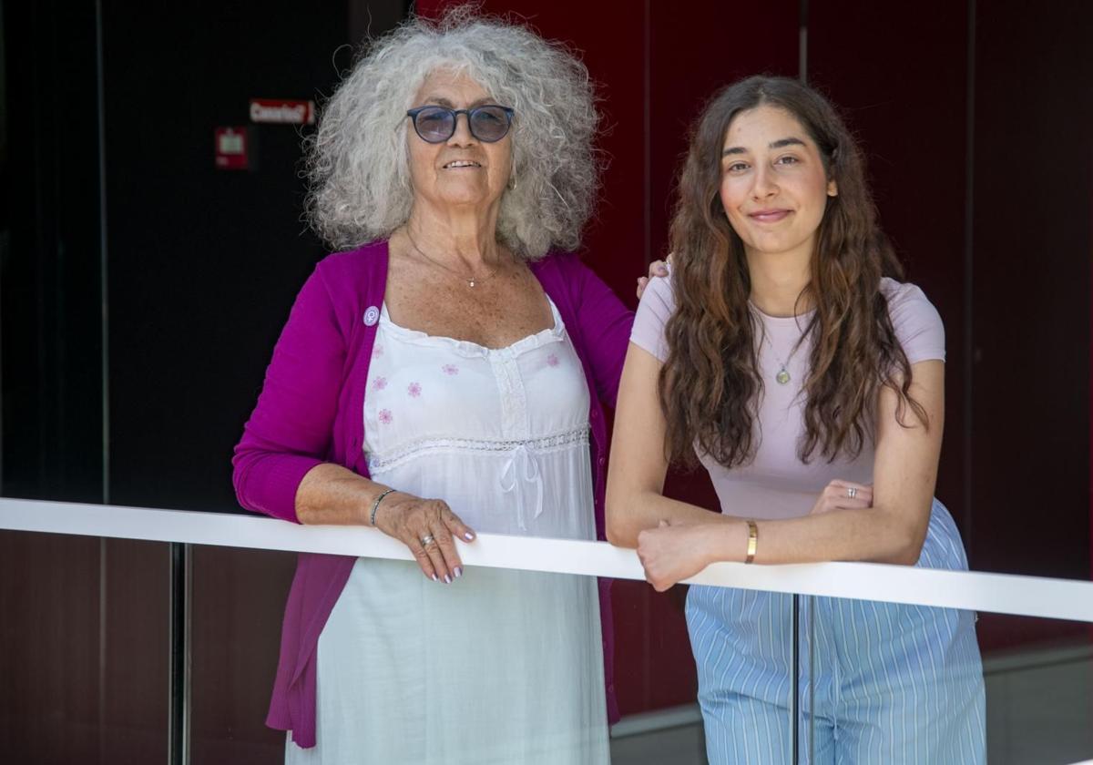 Sila Sánchez Rodríguez (i) y su nieta Andrea García Delgado.