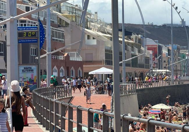 El reloj marca los 30 grados en Las Canteras.