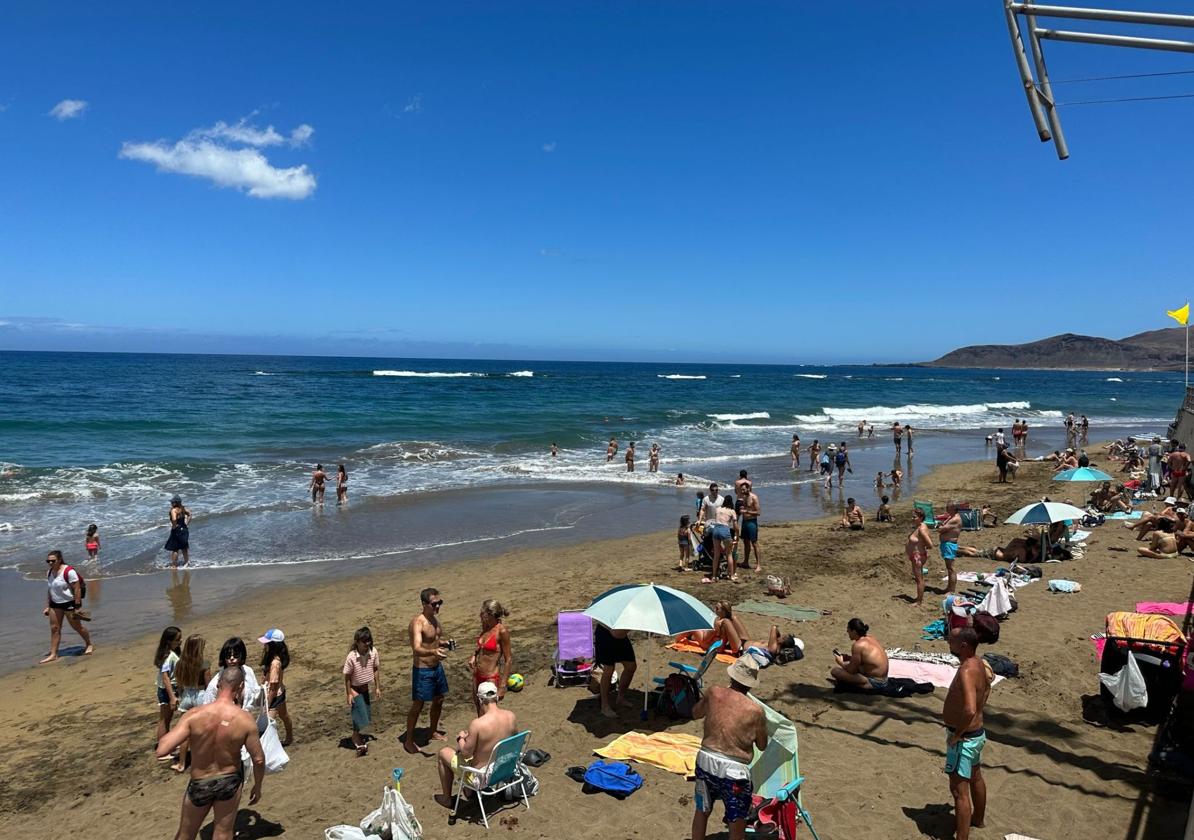 El verano se adelanta en Las Palmas de Gran Canaria: Las Canteras, a rebosar y a 30 grados