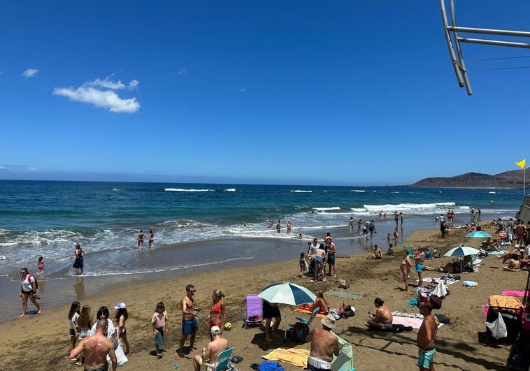 Buen tiempo este sábado en la playa de Las Canteras.
