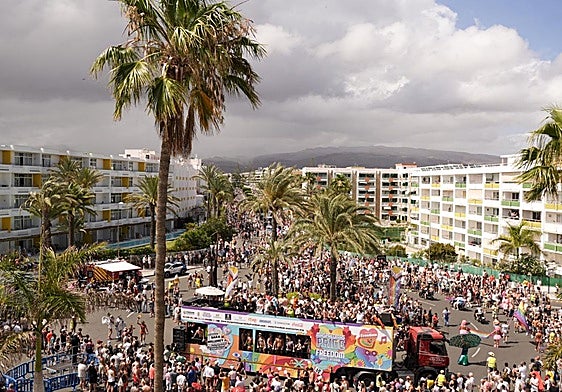 Miles de personas participaron este sábado en el desfile de carrozas del Pride Maspalomas.