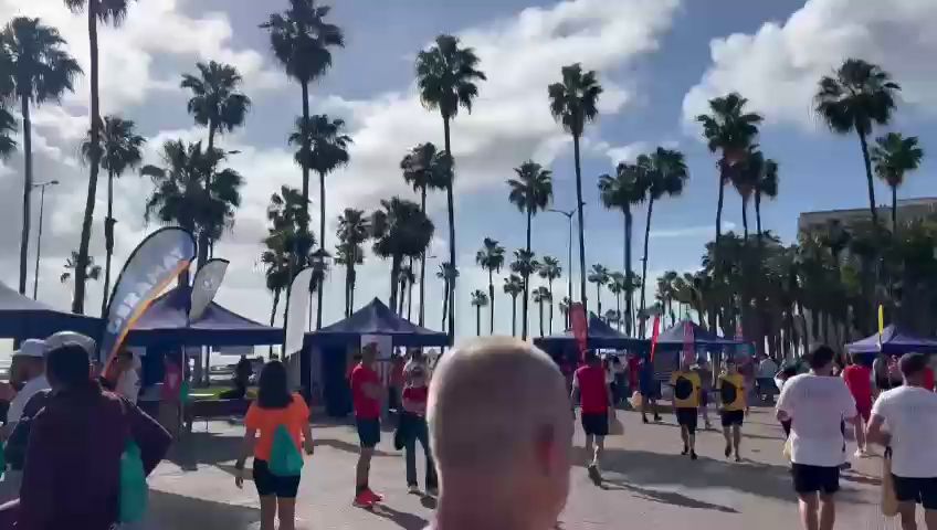 Así se ve vive el ambiente en las carpas de empresa