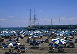 Imagen de archivo de la playa de los Cristianos, en Arona, Tenerife.