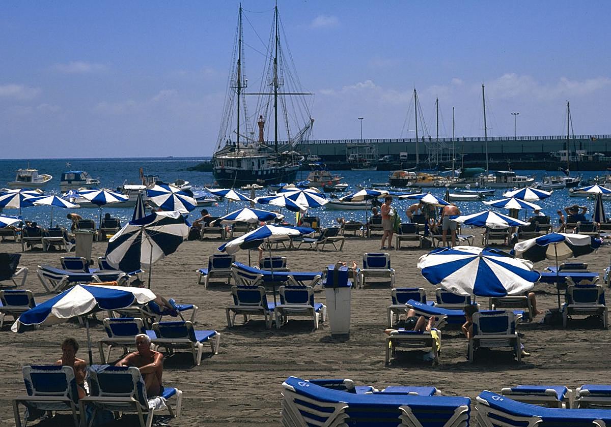 Imagen de archivo de la playa de los Cristianos, en Arona, Tenerife.