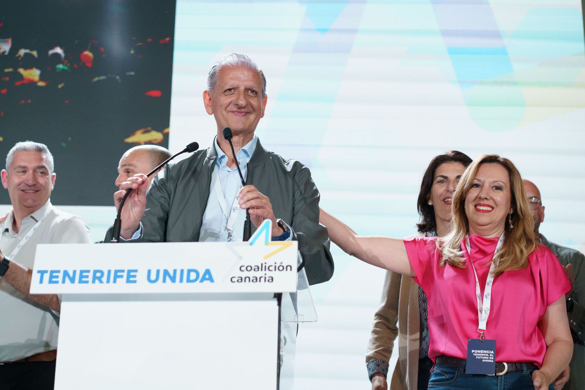 Francisco Linares (i) junto a la también recién elegida secretaria de organización de CC Tenerife, Rosa Dávila (c).