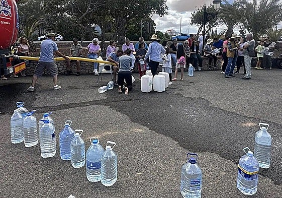 Las vecinas y los vecinos se abastecen de agua durante la protesta de este domingo en Ampuyenta, en el municipio de Puerto del Rosario.