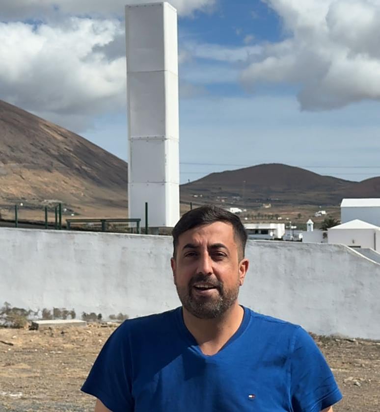 David Rocío ante la nueva antena.