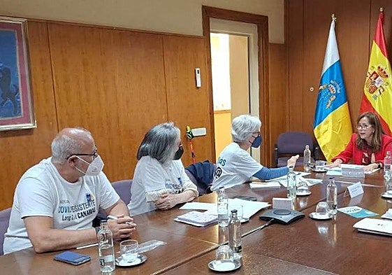 Momento de la reunión de la Asociación de Covid Persistente y la diputada del Común, Lola Padrón.