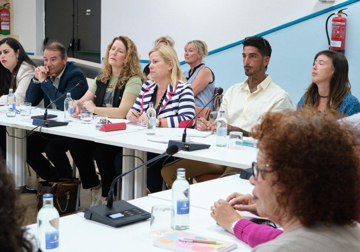 Imagen principal - Varios momentos de la reunión con los colectivos, trabajadores y familiares de las personas con discapacidad.