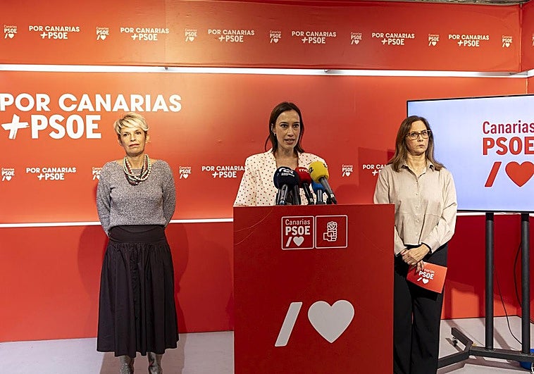 De izquierda a derecha, Elena Máñez, Nira Ferro y Marta Arocha en rueda de prensa.