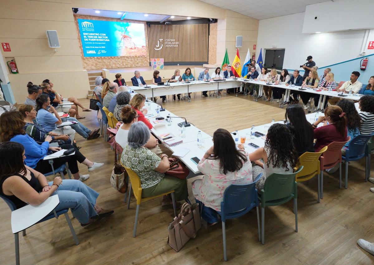 Imagen secundaria 1 - Varios momentos de la reunión con los colectivos, trabajadores y familiares de las personas con discapacidad.