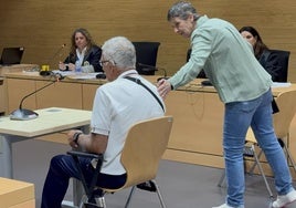 El acusado, en primer plano, tras reconocer los hechos.