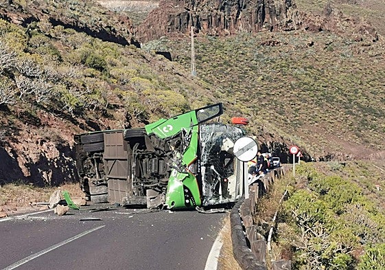 Imagen de la guagua accidentada en la Carretera General de La Gomera.