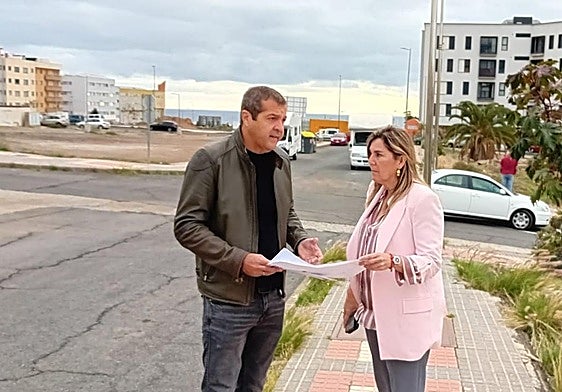 Los concejales Iván Sánchez y María González Calderín en la urbanización de Arauz.