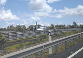 El coche volcado en la GC-2.