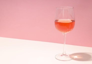 Todo lo que necesitas saber sobre el vino rosado: elaboración, maridaje y recomendación especial con acento canario