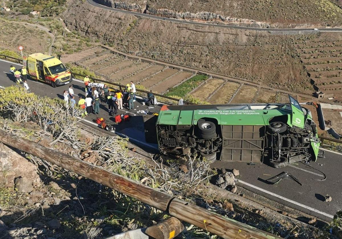 Al menos un muerto y 10 heridos tras un accidente de guagua en La Gomera