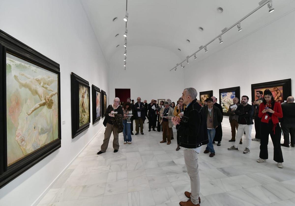 Juan Vicente Aliaga ante 'Mar en reposo', una de las obras de Néstor expuestas en el Reina Sofía.
