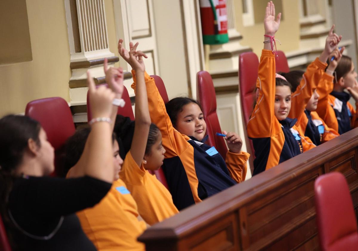 Imagen principal - Escolares de las islas se convierten en «Diputados por un Día» en el Parlamento de Canarias
