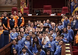 Escolares de las islas se convierten en «Diputados por un Día» en el Parlamento de Canarias