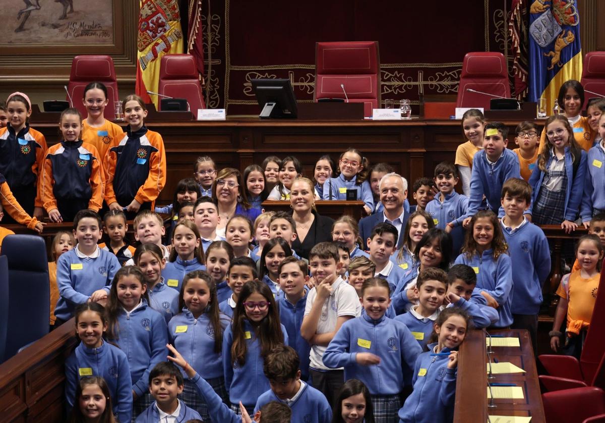 Escolares de las islas se convierten en «Diputados por un Día» en el Parlamento de Canarias