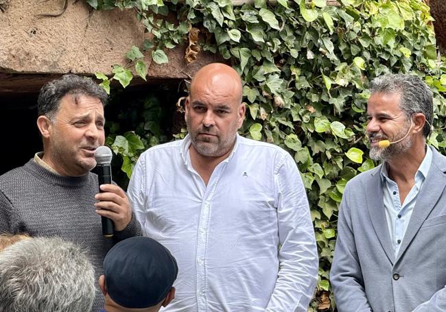 A la izquierda, Jesús Díaz, alcalde de Artenara, en el centro Ulise Díaz, vecino y defensor del municipio y Juan García Socas presidente del Comité de Cata de la D.O. Vinos de Gran Canaria
