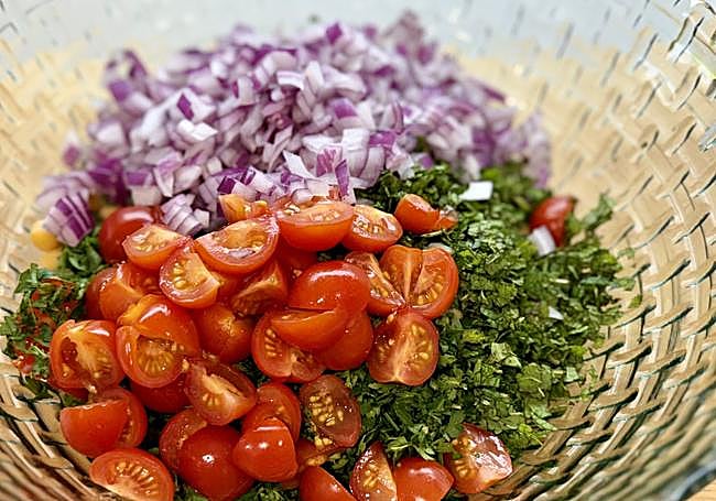 Cortamos la cebolla en brunoise y la añadimos al tabulé