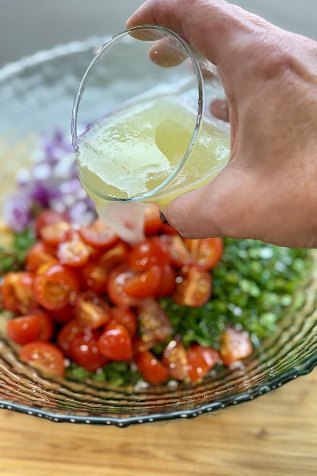 Vertemos el zumo de los limones