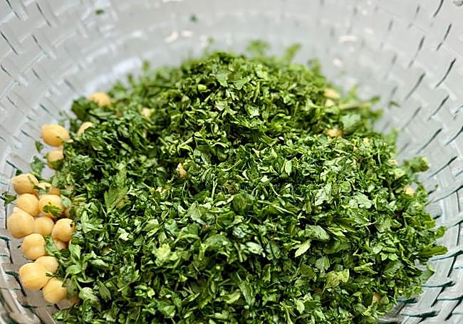 Añadimos el cilantro picado junto con el resto