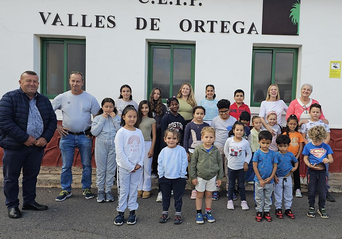 Visita institucional a los protagonistas del cortometraje presentado a Cinedfest en la escuela unitaria de Valles de Ortega.