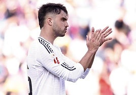 Asencio, en una imagen con el Real Madrid en el pasado clásico en Barcelona.