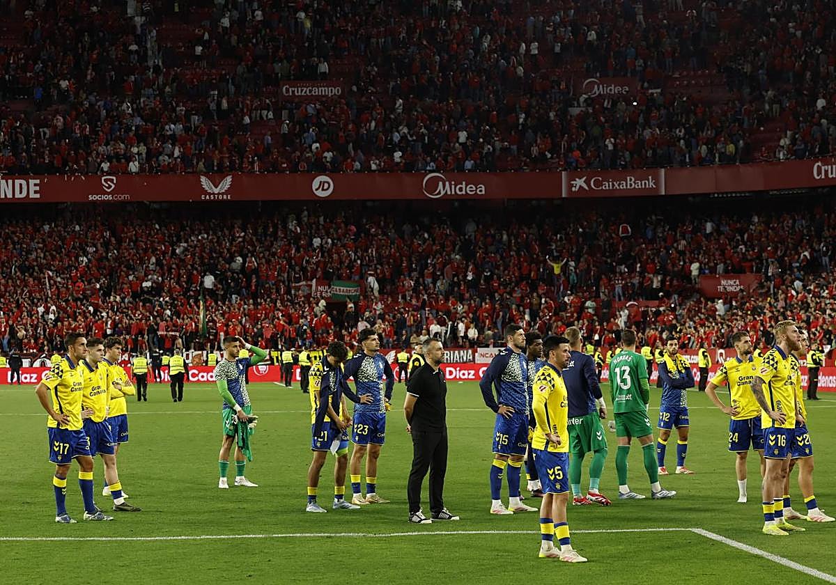 Imagen de la plantilla amarilla tras la derrota en el Pizjuán,