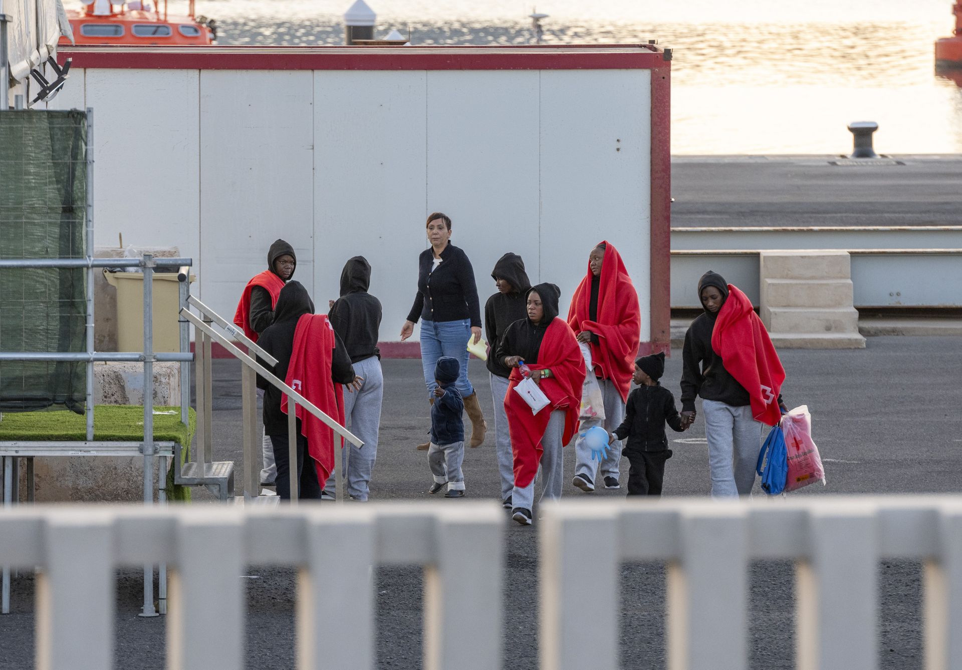 Imagen de migrantes llegados a Lanzarote con niños pequeños.