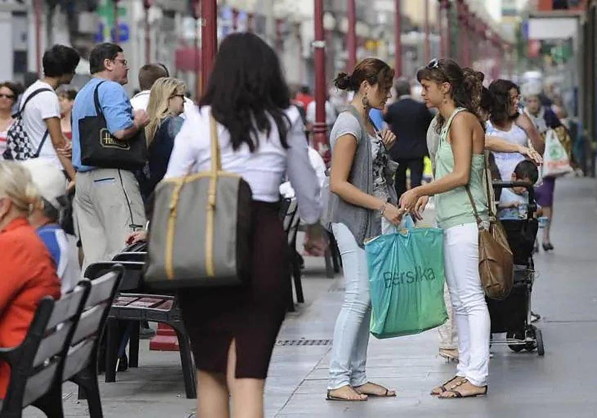 Imagen de gente comprando y paseando en calle de Triana en la capital grancanaria.