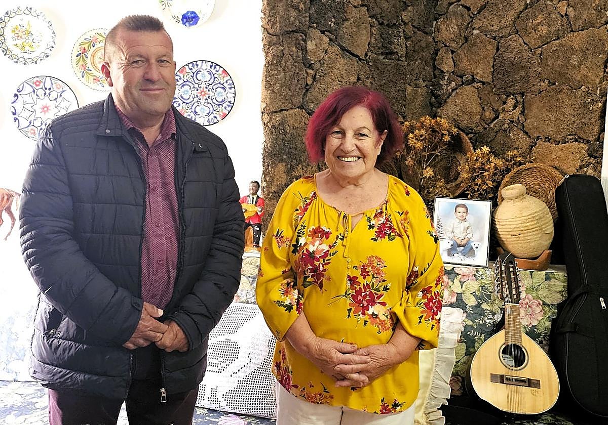 Pepa Hernández, acompañada del alcalde Matías Peña.