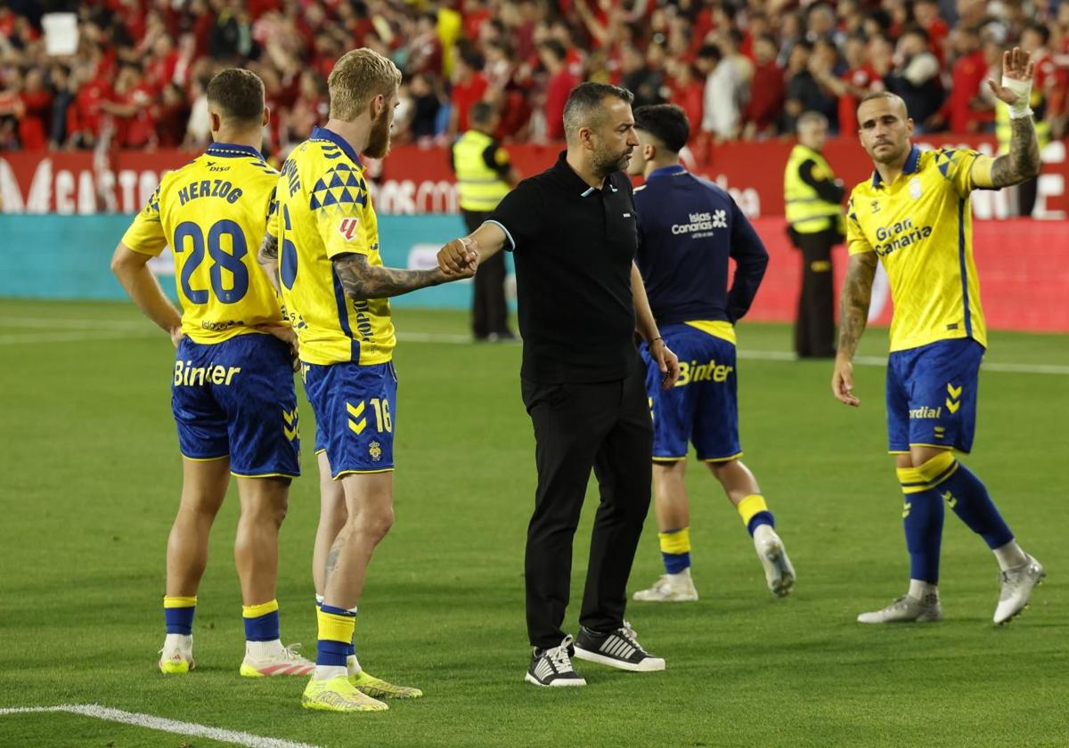 Diego Martínez y los jugadores, abatidos tras la derrota en Sevilla de este martes.