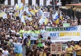 Imagen de archivo de la manifestación contra el modelo turístico actual en Santa Cruz de Tenerife el 20 de abril del año pasado.