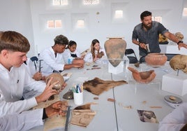 La actividad educativa acerca el legado de los primeros pobladores de Fuerteventura al alumnado.