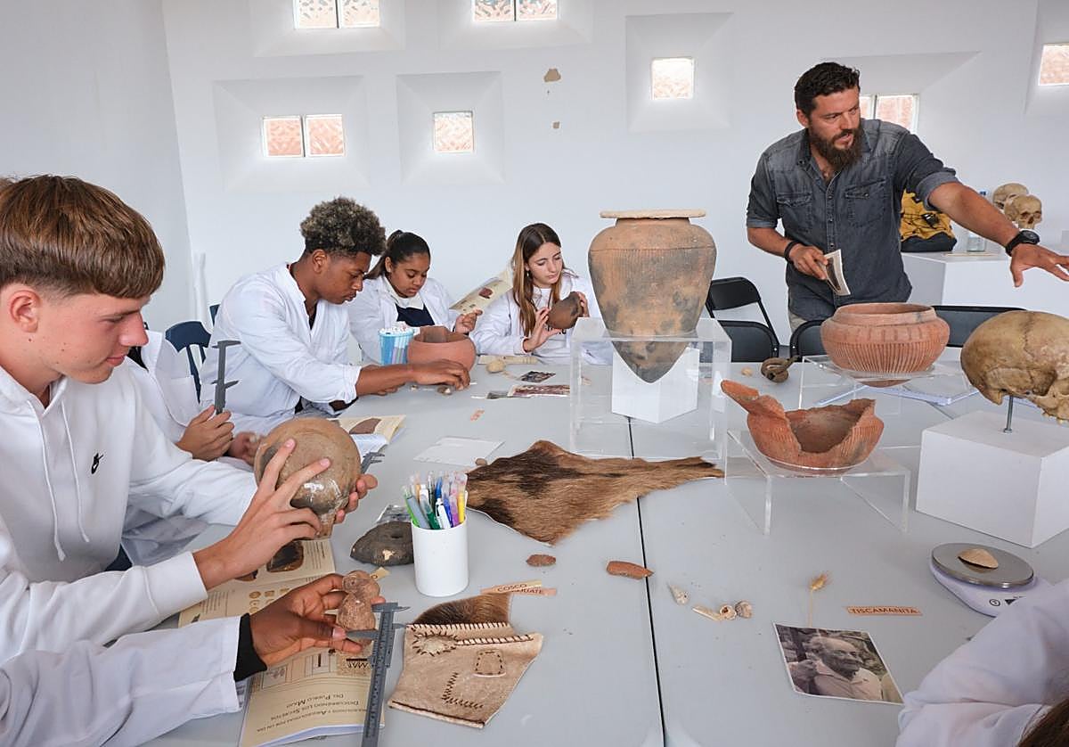 La actividad educativa acerca el legado de los primeros pobladores de Fuerteventura al alumnado.