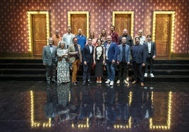 El elenco del montaje de 'La Traviata', de Verdi, posa en el escenario antes de dar comienzo la rueda de prensa que ofrecieron este miércoles para dar detalles de la obra.